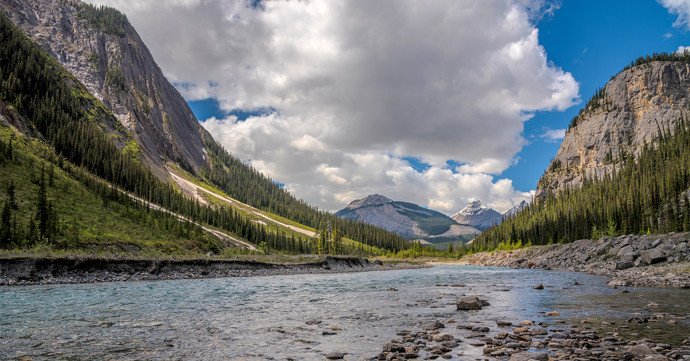 Lake in mountains, Golden, Canada - Jose Carlos Torres Goncalves Jr/Getty Images